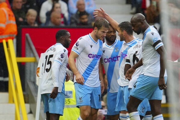 Fans jeer as Manchester United loses 1 0 to Crystal Palace AP News